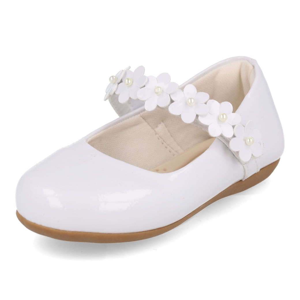 Close frontal da sapatilha infantil branca verniz com tira decorativa de flores e pérolas.